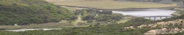 Onze camping tijdens de wandeling, links van de brug