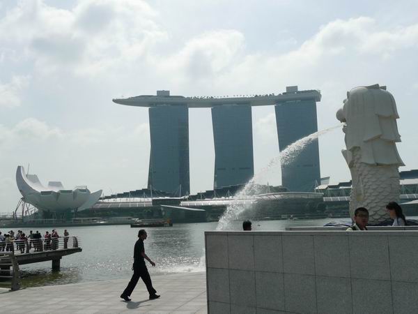 Het 'schip' met de Merlion opde voorgrond