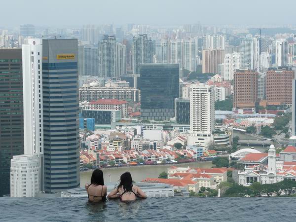 Hotelgasten kijken over 'de rand' vanuit het zwembad op 200m hoogte