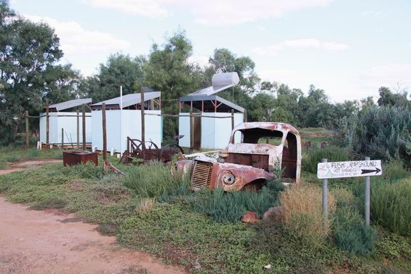 Mt Dare camping.
De douches en toiletten; 
- 1 toilet bruikbaar, 1 vies en volledig bezet door kikkers
- 2 douches bruikbaar
Het seizoen was nog niet echt begonnen en ze hebben heel veel water gehad in de afgelopen maanden...