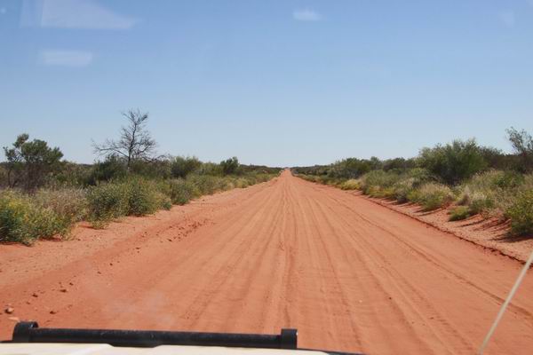 Een van de betere stukjes van de Old Ghan track.
Heel veel stalen spijkers nog op de route waar de rails mee op de bielzen hebben vastgezeten.
Deels is heel duidelijk dat je echt op de Ghan route zelf rijdt, een verhoogde dijk in het landschap.
Tussen een paar duinen door is het ook maar net breed genoeg voor een auto.