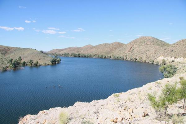 Het stuwmeer van Aroona Dam, vlak bij Leigh Creek