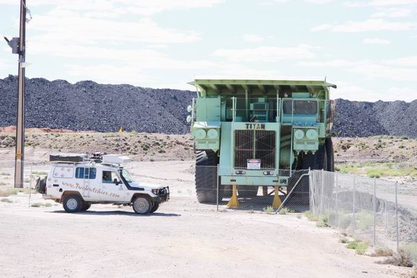Oude truck zoals die in de mijn wordt gebruikt.
Nala past er vele malen in.