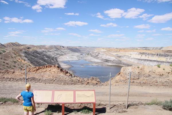 Een van de open mijnen bij Leigh Creek