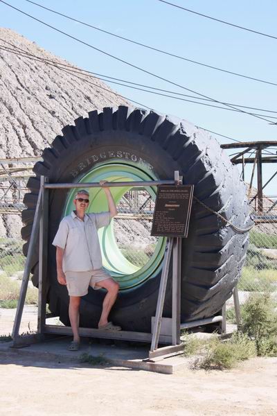 Een band van de trucks.
Deze heeft een record gevestigd, bijna 290.000km in 17.500 gebruiksuren.