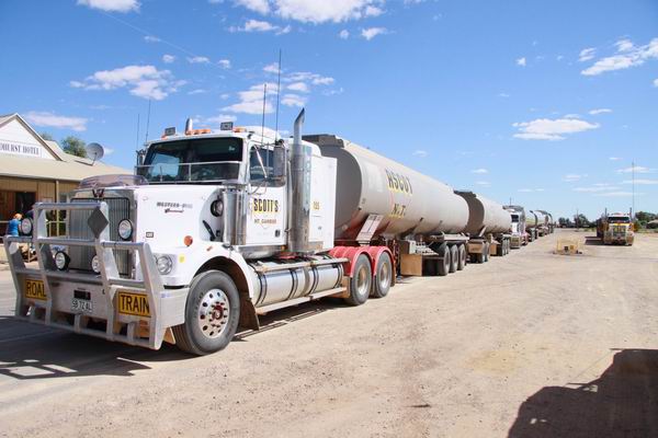 Enkele Road Trains bij Lyndhurst Hotel.