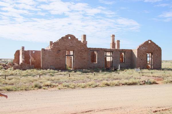 Een van de restanten van het dorpje.