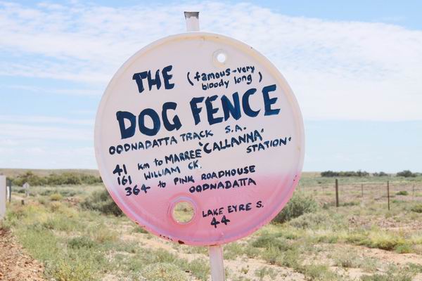 Opnieuw de dog fence.
Dit bord is een van de vele door het Pink Roadhouse in Oodnadatta neergezette borden.