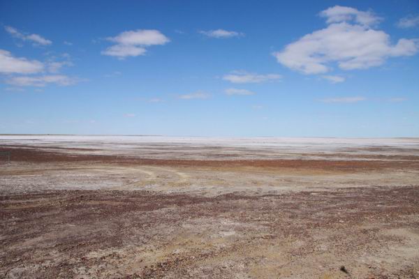 Op weg naar de bushcamping bij Lake Eyre, ABC Bay zonder water.