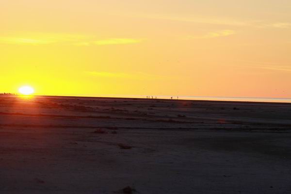 De zon net boven de horizon