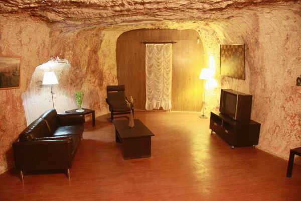 Een moderne ondergrondse woning.
Met keuken, badkamer, stroom, water, TV ontvangst etc.