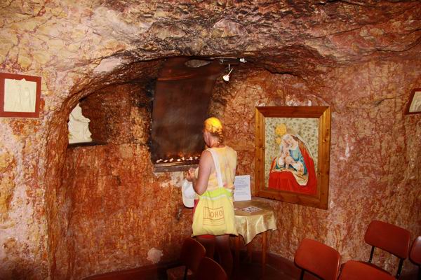 De ondergrondse katolieke kerk.
Magda aan het kaarsjes aansteken.