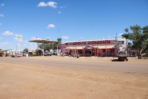Het beroemde Pink Roadhouse.
Het staat al een jaar te koop, maar het is een typisch Australische outback rommelig geheel.