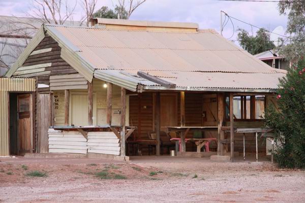 Een van de gebouwtjes van het Pink Roadhouse op de camping.