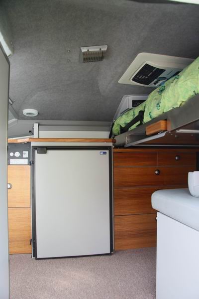 Zo ziet de binnenkant eruit als de caravan ingeschoven is. 
Het bed ligt over de banken en de spoelbak heen, eronder gaan wij de mobiele zonnecellen en onze buitenstoelen en -tafel opslaan. 
Het chromen filter tegen het dak zorgt ervoor dat er geen stof in de caravan komt.