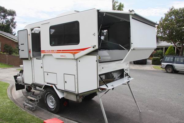 Stap 2 - Met elektrische Warn lier uitschuiven. 
Nadat de achterwand twee keer uitgeklapt is als dak voor de slaapkamer.