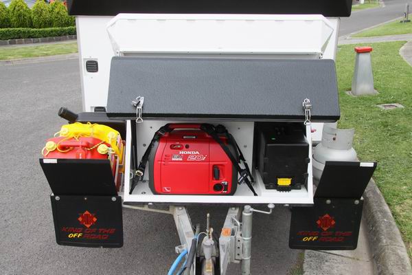 Rondje buitenkant 
- Disselbak Met AGM Accu's (280Ah), Honda EU20i generator en toilet cassette 
Links twee 20 liter jerrycans (diesel voor koken, warm water en kachel, benzine voor generator) en een vaste dieseltank voor de diesel apparaten (Webasto) 
Rechts een 4,5kg gastank voor de wokbrander en de BBQ (in de zijluiken naast de deur)