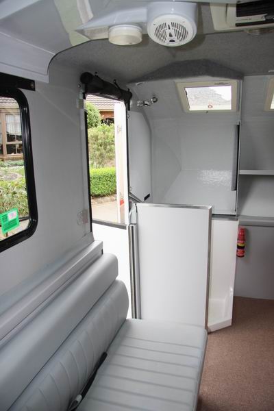 Vanaf het bed 
De deur met achter het schot de vacuum WC en binnendouche.