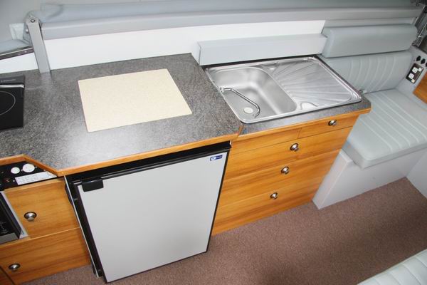 Het rechter deel van het keukenbliok. 
De 133 liter compressor koelkast met klein vriesvakje.