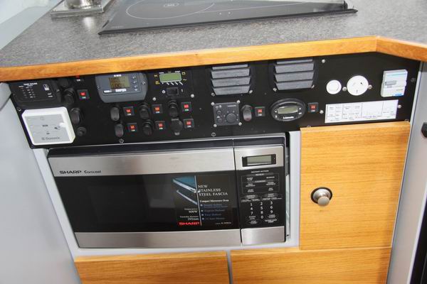 Het schakelpaneel. 
Voor de watertanks, de LED verlichting, het toilet, de accu's en verbruik/lading, de diesel kookplaat, de diesel waterverwarming en de 1800watt omvormer.