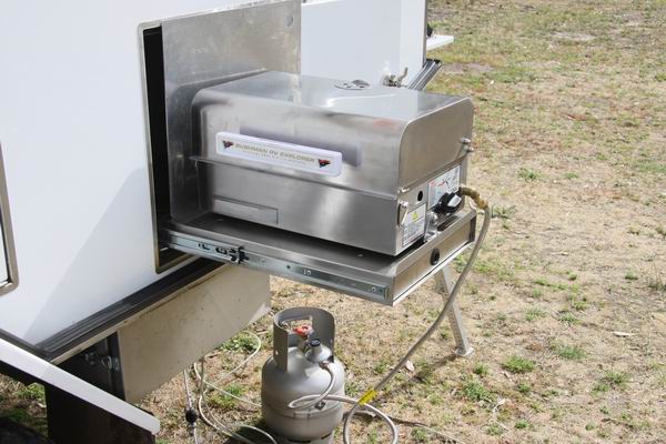 De gas BBQ in een zijvak van de caravan