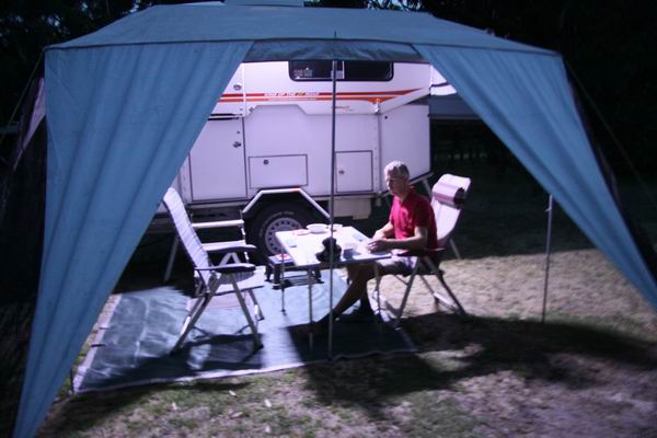 De luifel zonder zijkanten bij avond. 
De LED buitenlamp geeft goed licht