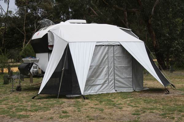 De luifel met de voorkant erin.