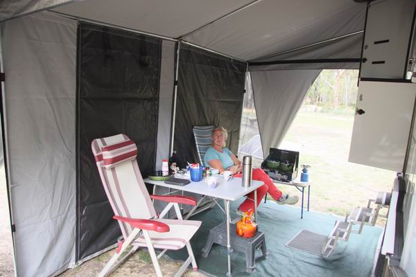 Lekker uit de wind toch buiten zitten.