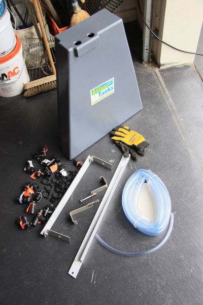 De vuilwatertank met alle onderdelen om het aan te sluiten