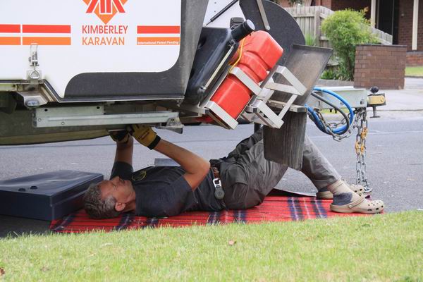 Fred bezig met de montage van de vuilwatertank 
Bij Ome Piet en Tante Agnes voor de deur