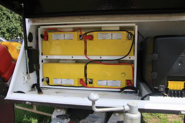De 280Ah AGM accubank in de disselbak (vervangen in 2013)