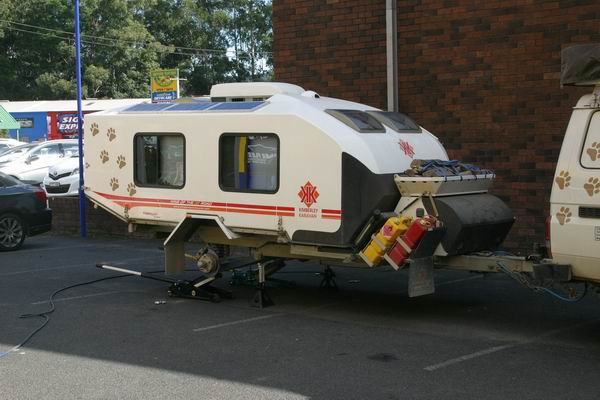 Het wisselen van de velgen. 
Een van de velgen van Nala moet vervangen door de afgebroken wielbouten en dat type verkopen ze niet in Australie.  We hadden al de reserve banden op Australische velgen en die komen nu onder Kimmy, samen met de reserve van Kimmy op een nieuwe Australisch velg. Totaal vier banden van velg gewisseld en een band op de nieuwe velg gelegd om alle banden op dezelfde positie te houden met deels andere velgen erin. De velgen onder Kimmy vandaan komen weer op Nala, een als vervanging en een als reserve.