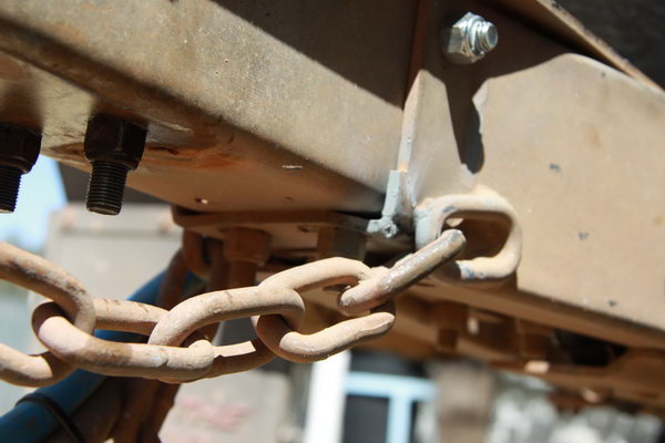 De verlengde dissel begon bij de voorste bouten door te zakken en in te scheuren. 
Deels gelast en extra bouten in de zijkanten gemonteerd (wat direct al had gemoeten)