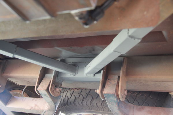 De gerepareerde balk. 
De breuk is gelast nadat de schuine verstevigingsbalken half verwijderd waren. 
Daarna is een L profiel onder de hoofdbalk tegen de wielophanging steunen gelast. 
De verstevigingsbalken zijn weer verlengd, rondom gelast tegen de hoofdbak en over de las halverwege zijn extra moffen gelast.