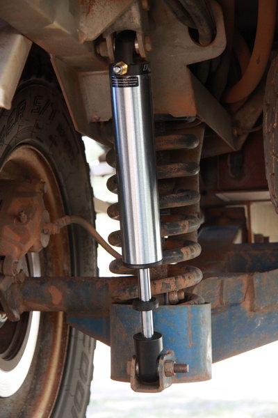 Een van de schokbrekers was stuk (mogelijk door de chassisbreuk).
Vervangen door de nieuwe reserve Fox schokbrekers, maar zonder harmonica beschermrubbers...