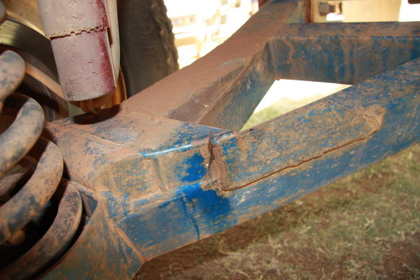 Ook op beide wielarmen bleken hele kleine scheurtjes aanwezig op een verstevigingsstuk...