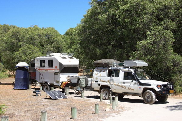 Onze plek enkele weken. 
Zonder Luifel maar met douchetent.
