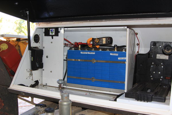 De 260Ah Lithium accubank in de disselbak