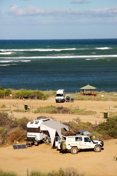 Onze (eerste) plek op deze camping. Hier met luifel uit.