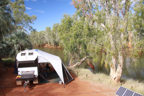 Plekje 9, het leukste plekje op deze kleine camping met zwemwater.