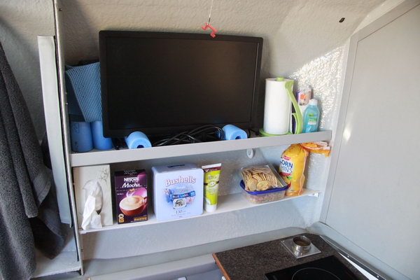 Een extra plankje onder de TV 
Dan staat er minder op het aanrecht als we ergens staan (onderweg is de plank leeg)