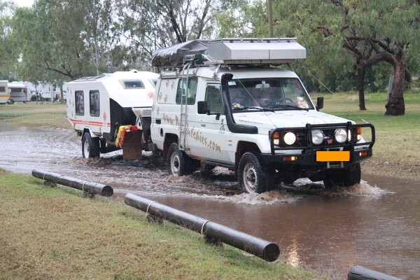 Na een nachtje regen stond er een beetje water op de camping...