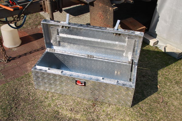 We gebuikten het hout in het rek op de disselbak toch nooit. 
Dus op zoek naar een goed passende "toolbox".