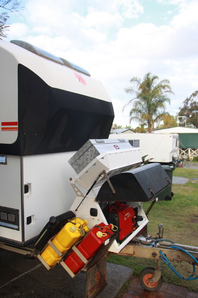 Gemonteerd en met de disselbak open