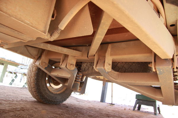 Overzicht van de chassisbalk waar de onafhankelijke wielophanging aan gemonteerd is. 
Tussen de binnenste ophangpunten van de wielen is de balk gebroken.