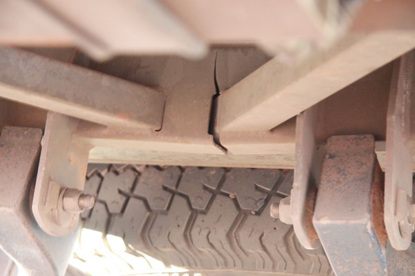 Detail van de balk met de breuk. 
De verstevigingsbalk die schuin in de chassisbalk zit was niet rondom gelast, alleen boven en onder. 
Waarschijnlijk heeft hier beweging in gezeten bij offroad gebruik wat extra krachten op de balk heeft gegeven.