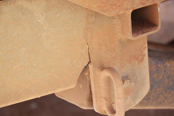 Aan beide kanten waren de buitenste wielophanging steunen naar buiten gedrukt en ingescheurd...