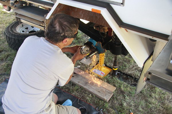 De remklauw steun gladslijpen met een haakse slijper. 
Dit om de askraag goed aan te laten sluiten.