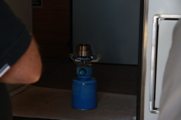 Het verhitten van de askraag. 
Hierdoor wordt deze iets groter en bij het afkoelen krimpt hij vast om de as.