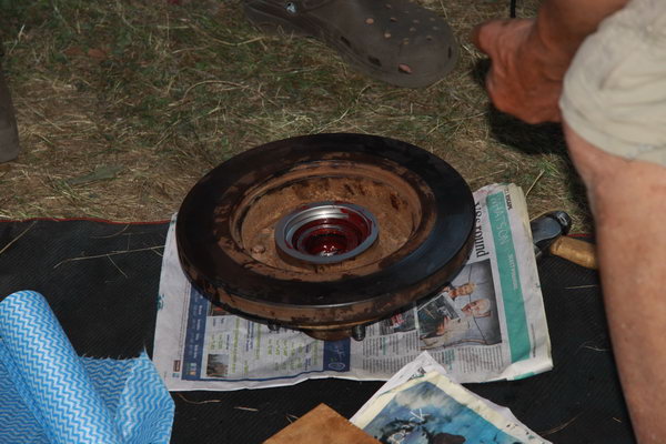De hub met de binnen- en buiten bearings en de sealring erin getikt.